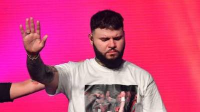 El reguetonero Farruko sorprendió al lanzar duras críticas en contra de la Iglesia cristiana, pues destapó que tras convertirse lo veían como fuente de dinero.