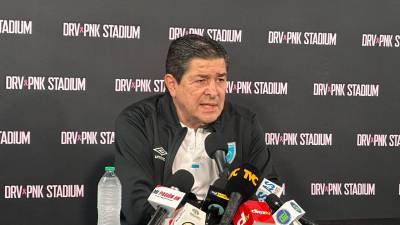 Luis Fernando Tena en conferencia de prensa previo al amistoso ante Honduras.
