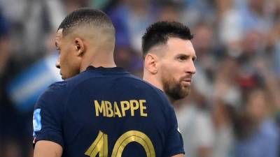 Mbappé y Lionel Messi durante la Gran Final del Mundial de Qatar entre Francia y Argentina.