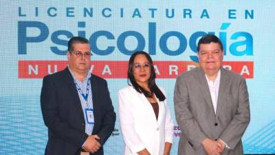 El Lic. Celio Acosta, Decano de Desarrollo Curricular de USAP; la Lic. Clara Antúnez, Directora de la carrera de Psicología; y el Ing. Senén Villanueva, Rector de USAP, durante el lanzamiento oficial de la nueva Licenciatura en Psicología.