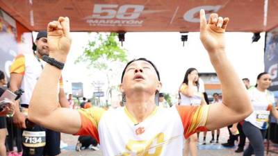 Entre aplausos, sonrisas y alegría, el influencer y filántropo japonés Shin Fujiyama completó este domingo el recorrido de los 10 kilómetros de la 50 Maratón LA PRENSA-Gatorade.