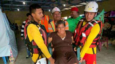 Varios porteños que estaban en peligro por las inundaciones, fueron rescatadas por las autoridades de Puerto Cortés y están siendo trasladados a los albergues.