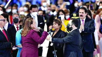 Jueza Karla Romero y Luis Redondo en la juramentación de la presidenta Xiomara Castro.