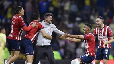 El entrenador de las Chivas de Guadalajara, el serbio Veljko Paunović, celebrando con sus jugadores la clasificación a la final de la Liga MX tras eliminar al América.