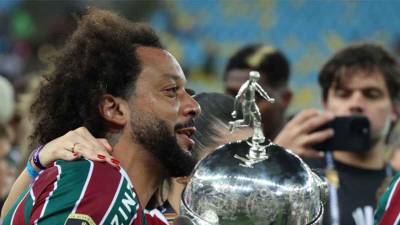 El lateral Marcelo junto con la Copa Libertadores obtenida como jugador del Fluminense.