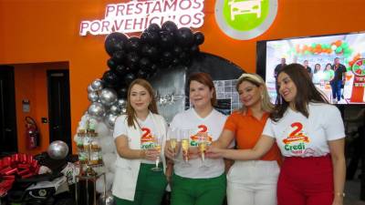 Ejecutivos de Credi Rapid celebran su segundo aniversario de presencia en la plaza Foresta.