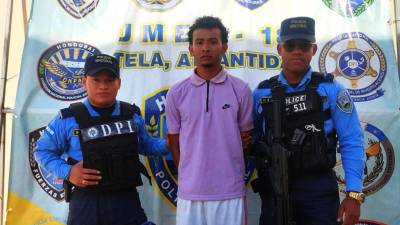 El joven capturado por las autoridades policiales de Tela.