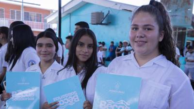 Durante el evento se entregaron las Becas Solidarias, bonos y uniformes escolares a niños y niñas del nivel primario de Olancho y Ocotepeque.