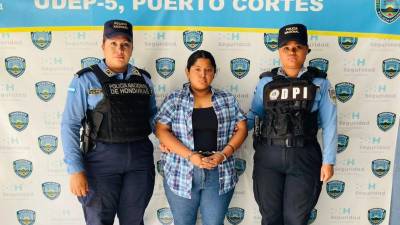 Katheryn Gissell Moncada Santos cuando era presentada por la Policía Nacional.