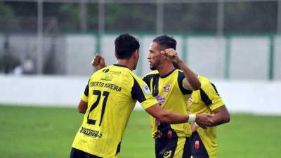 Óscar Padilla Discua y Roberto Moreira, los goleadores del Génesis ante Real España.