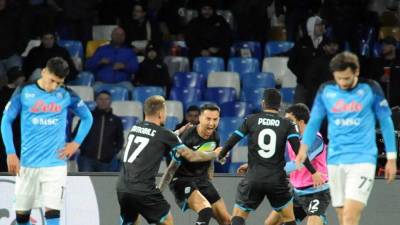 La Lazio sorprendió al Napoli en el estadio Diego Armando Maradona con un golazo de Matías Vecino.