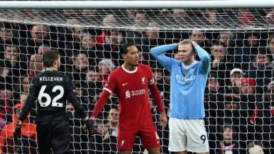 Haaland lamentando una ocasión fallada en el Liverpool vs Manchester City.