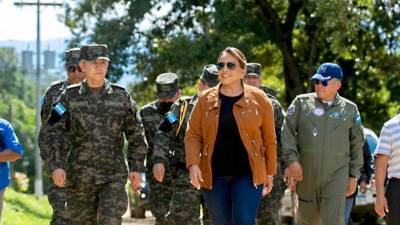 La presidenta Xiomara Castro camina junto al General Roosevelt Hernández