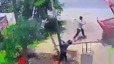 En plataformas digitales circula un video en el que se muestra el momento exacto en el que un trabajador que se encontraba cambiando un poste muere electrocutado ante la mirada atónita de sus compañeros, quienes nada pudieron hacer para rescatarlo.