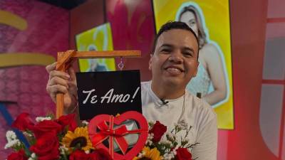 Presentador hondureño ha causado revuelo al confesar que un futbolista le envió un ramo de flores.