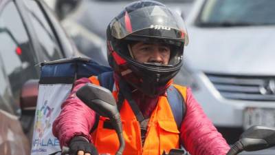 La Dirección Nacional de Vialidad y Transporte (DNVT) reiteró que el chaleco reflectivo que deben portar los motociclistas en el país debe ser de color anaranjado.