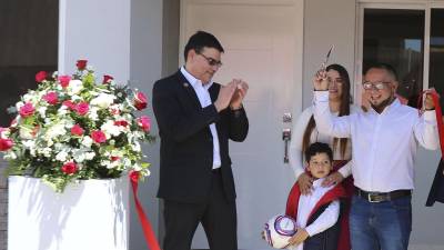 Con un corte de cinta lleno de significado, Klismann Amaya inaugura su nuevo hogar, gracias al apoyo de Banco Atlántida.