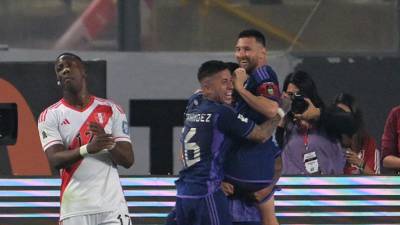 Lionel Messi celebrando uno de sus dos goles ante Perú.