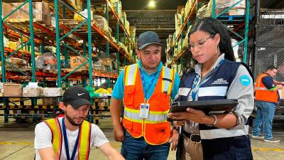 <b><span class=mln_uppercase_mln>digitalización.</span></b> Empleados de la aduana La Mesa ahora utilizan una tableta para proceso de recepción y desaduanaje de mercancías.