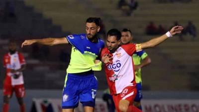 Fabricio Silva y Marcelo Canales disputando el balón en el partido en el estadio Ceibeño.