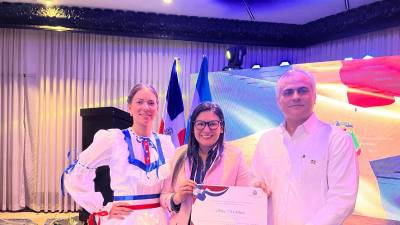 Sua Martínez, secretaria de la Cicesct, y Luis García, embajador de República Dominicana en Honduras.