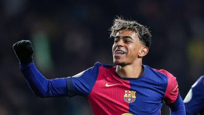 Lamine Yamal celebrando su gol que significó el quinto del Barcelona contra el Betis.