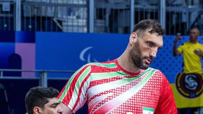 El segundo hombre más alto del mundo se ha viralizado en las redes sociales ya que ha sido obligado a dormir en el piso.