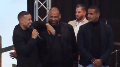 Daddy Yankee junto a sus hermanos.