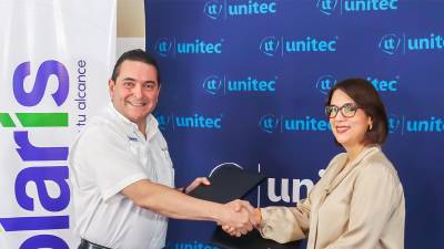 La presidente Ejecutiva y Rectora de Unitec, Rosalpina Rodríguez, y el presidente de Solaris, Iván Pastor en la firma del importante convenio.