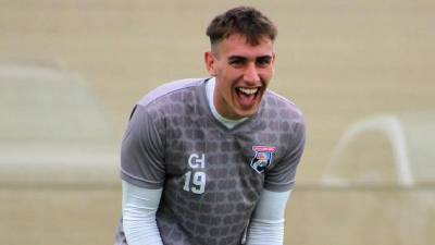 Rodrigo Auzmendi, hermano menor de Agustín Auzmendi aterrizó este lunes a Palmerola para unirse a las filas del Motagua.