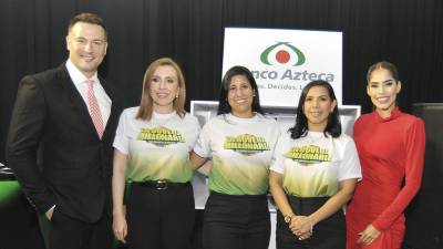 Ejecutivas de Banco Azteca junto a los presentadores en el lanzamiento de la promoción Bóveda Millonaria.