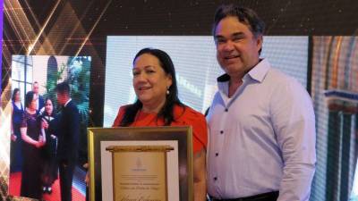 Blanca Echeverry comparte con su esposo el reconocimiento otorgado por el Consulado de Honduras en Valencia, España.