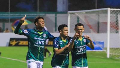 Damin Ramírez celebrando su gol con sus compañeros Isaac Castillo y Cristian Sacaza.