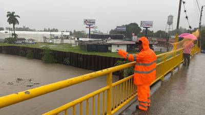 Autoridades de La Lima, Cortés, se mantienen expectantes ante una exponencial crecida del río Chamelecón.