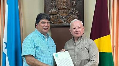 El empresario Roger Valladares entregó un terreno para que se construya la unidad del cuerpo de Bomberos en Trinidad.