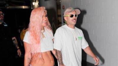 Karol G junto a su novio Feid.