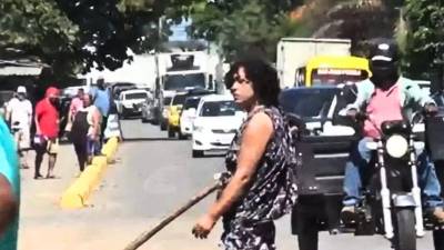 La mujer deambulaba por las calles ceibeñas y golpeaba a los vehículos.