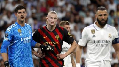El delantero noruego del Manchester City, Erling Haaland, no pudo marcar frente al guardameta belga del Real Madrid, Thibaut Courtois.