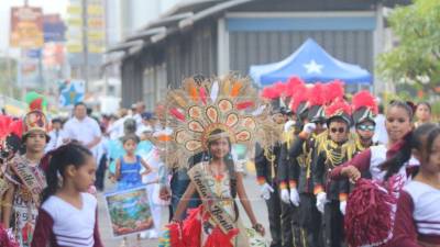 Las calles de Tegucigalpa amanecieron este domingo 13 de septiembre con un ambiente festivo. Desde temprano, decenas de niños se prepararon para desfilar y rendir homenaje a Honduras en los 205 años de independencia patria.