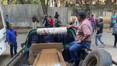 El féretro con el cuerpo de una privada de libertad es sacado, el 21 de junio de 2023, del edificio de Medicina Forense, tras la reyerta del martes seguida de un incendio en PNFAS.