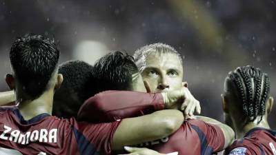 Los jugadores de Costa Rica celebran uno de los goles contra San Cristóbal y Nieves en el inicio de las eliminatorias mundialistas.