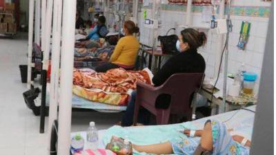 <b><span class=mln_uppercase_mln>Pacientes.</span></b> Los hospitales hondureños están abarrotados.