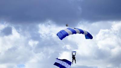 El Gobierno del presidente Nasry Asfura, en coordinación con las Fuerzas Armadas, trasladó al Campo de Parada Marte el tradicional show de paracaidismo militar por las celebraciones de los 205 años de Independencia, con el objetivo de reducir riesgos para los integrantes del equipo de salto libre.