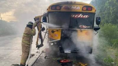 El curpo de bomberos llegó a apagar las llamas del bus de la empresa Tisma.