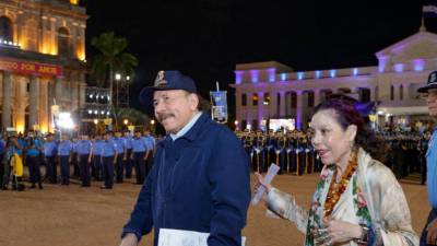 Presidente de Nicaragua, Daniel Ortega y su esposa y vicepresidenta, Rosario Murillo, llegando a un desfile militar para conmemorar el 44º aniversario de la Policía Nacional.