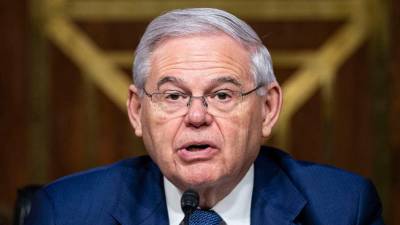 El senador Bob Menéndez, de 69 años, está libre bajo fianza de 100,000 dólares.