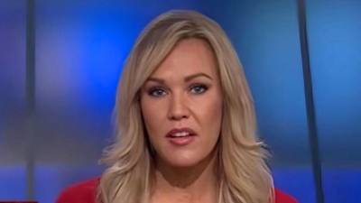 Angelynn Mock, una exconductora de FOX noticias en St. Louis, fue arrestada y acusada de asesinato en primer grado tras presuntamente apuñalar y matar a su madre, Anita Avers, de 80 años, el 31 de octubre de 2025, en Wichita, Kansas.