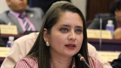 La comisión permanente se instaló por Luis Redondo el 1 de noviembre de 2025. Scherly Arriaga en una sesión legislativa.