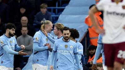 Haaland siendo felicitado por sus compañeros ya que marcó un doblete en la victoria del Manchester City ante West Ham.