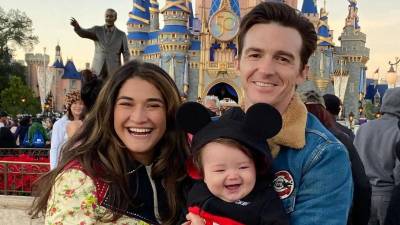 Janet Von Schmeling y Drake Bell junto a su hijo.